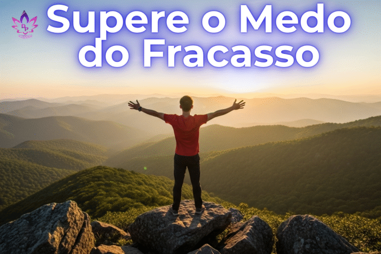 Homem no topo de uma montanha com os braços abertos, simbolizando a conquista de superar o medo do fracasso.