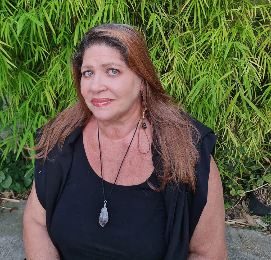 Retrato profissional de Sandra Scudiero, fundadora do Descobrindo Poderes e sua guia na jornada de autoconhecimento.