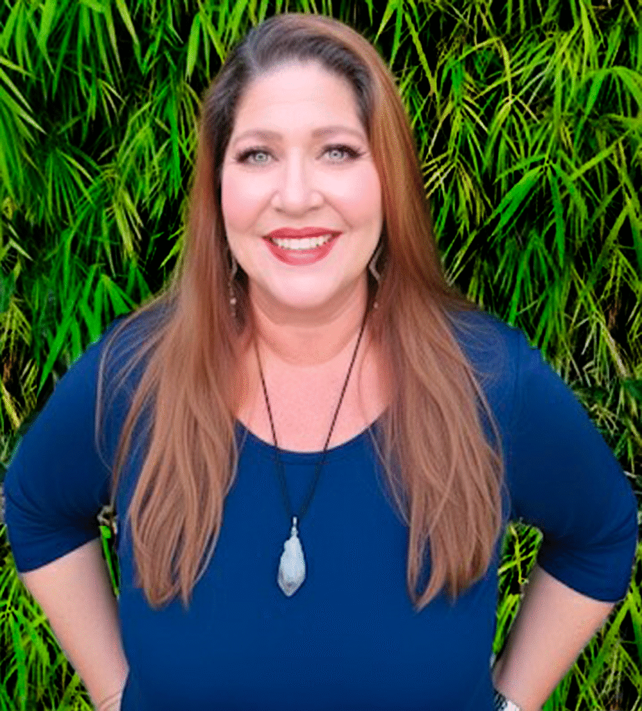 Retrato profissional de Sandra Scudiero, fundadora do Descobrindo Poderes e sua guia na jornada de autoconhecimento.